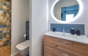Shower, hair dryer - Beautiful Beach front home in Barbâtre (Barbâtre)