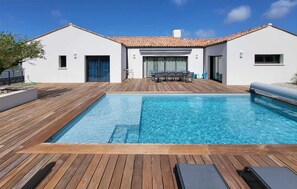 A heated pool - Beautiful Beach front home in Barbâtre (Barbâtre)