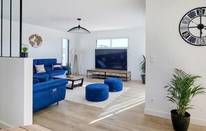 Smart TV, table tennis, stereo