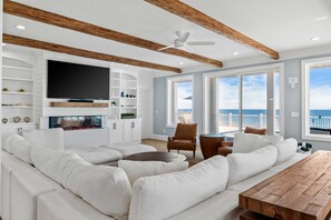 TV connectée, cheminée, baby-foot, écrans d'ordinateur