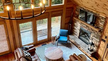 Una Smart TV, una chimenea, videojuegos