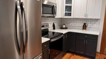 Jääkaappi, mikroaaltouuni, uuni, liesi