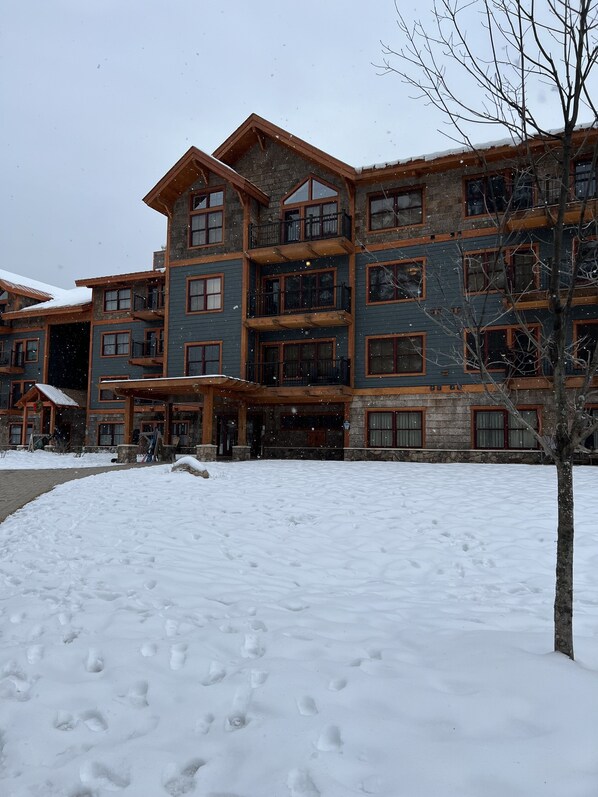 Exterior - Luxury Ski IN/Ski OUT Kearsarge Brook Condo 2 bed, 2 bath at Cranmore Mountain (Conway)