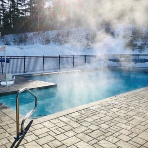 A heated pool - Luxury Ski IN/Ski OUT Kearsarge Brook Condo 2 bed, 2 bath at Cranmore Mountain (Conway)