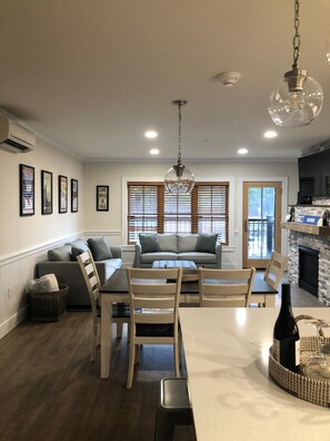 Smart TV, fireplace - Luxury Ski IN/Ski OUT Kearsarge Brook Condo 2 bed, 2 bath at Cranmore Mountain (Conway)