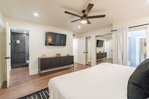 4 bedrooms, desk, free WiFi, bed sheets - Scottsdale/4BR/Heated Pool/Patio/ Foosball/Pong/Dogs/8 minutes to Old Town! (Scottsdale)