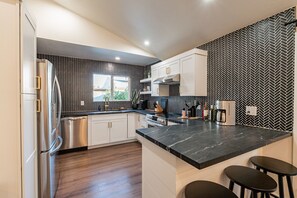 Fridge, microwave, oven, stovetop - Scottsdale/4BR/Heated Pool/Patio/ Foosball/Pong/Dogs/8 minutes to Old Town! (Scottsdale)