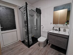 Douche, sèche-cheveux, serviettes fournies, shampoing