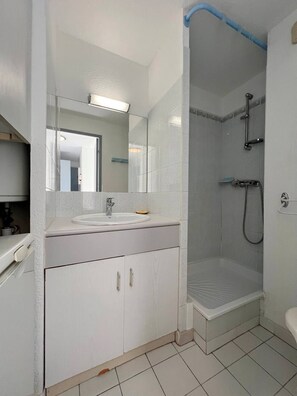 Bathroom - Pretty 2 room and cabin apartment with swimming pool Rochelongue Cap d'Agde (LE CAP D AGDE)