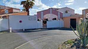 A gated entrance to a property with a sign reading "FACIENDA BEACH". - Pretty villa T4 aircon swimming pool Rochelongue Cap d'Agde (LE CAP D AGDE)
