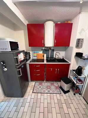 Kjøleskap, mikrobølgeovn, ovn og brødrister