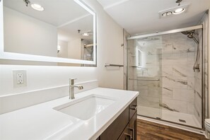Douche, séchoir à cheveux, serviettes fournies