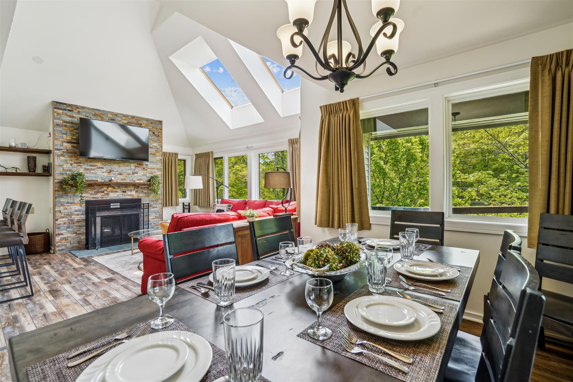 Dinner with a View - Large windows, skylights, and an open layout create a bright setting for every meal.