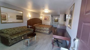 Comfort Room, 1 King Bed | Living area