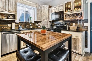 冷蔵庫、電子レンジ、オーブン、コンロ