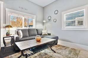 TV, video games, offices - ᨒStylish Basecamp / Fire Pit / 2 Blocks to Downtownᨒ (Colorado Springs)