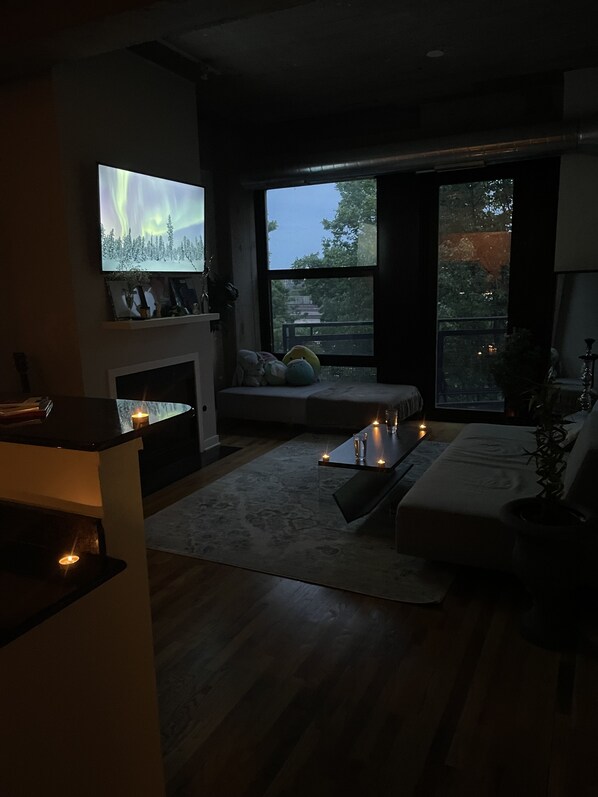 Smart-tv och eldstad