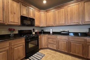 Coffee/tea maker, fridge, microwave, oven - Las Palmas Resort #2010 | All-Inclusive Amenities (Saint George)