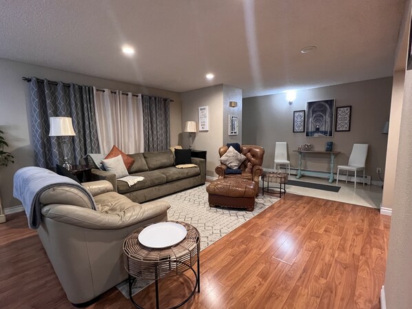 Smart TV, books - Cheerful 2 Bedroom Apartment near Airport (Anchorage)