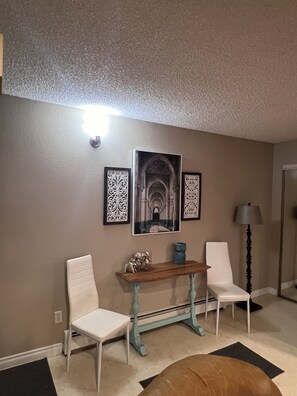 Interior - Cheerful 2 Bedroom Apartment near Airport (Anchorage)