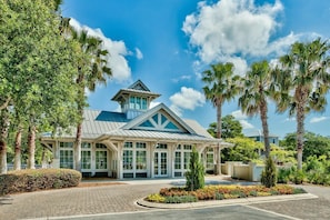 Exterior - Experience the Charm of Mai Tide: A Luxurious 4-Bedroom Retreat Near the Beach! (Inlet Beach)