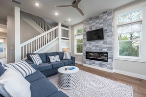 TV, fireplace