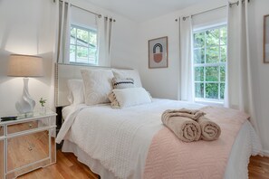 3 bedrooms, iron/ironing board, travel cot, free WiFi - A cozy home and garden cottage situated across from million dollar homes. (Raleigh)