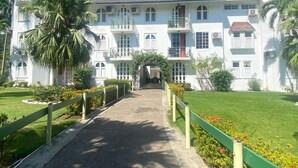 Un grand bâtiment blanc doté de nombreux balcons et d’une entrée centrale.