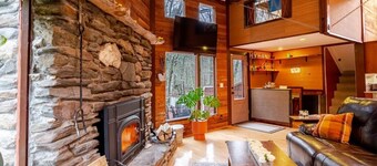 Maple Castle – Cozy Riverside Retreat with Hot Tub, Trails & Fireplace