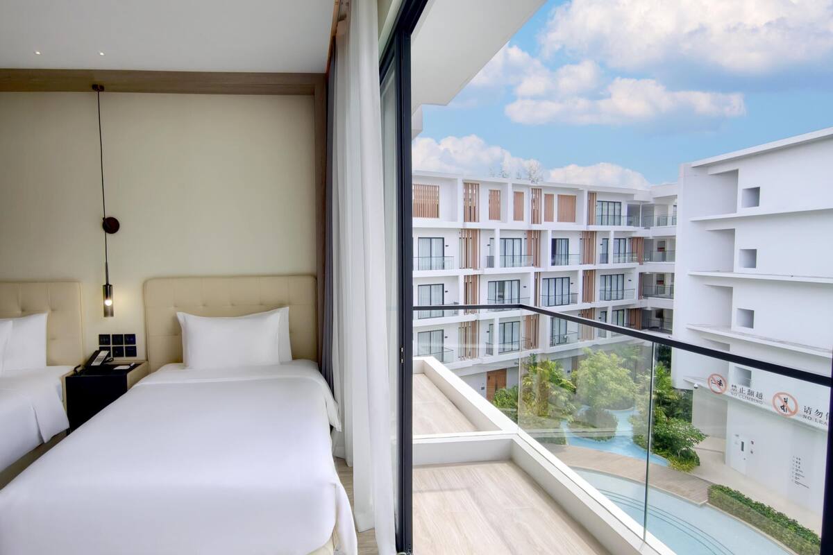 Kamar Deluks, pemandangan kolam renang | Seprai premium, minibar, brankas, dan meja kerja