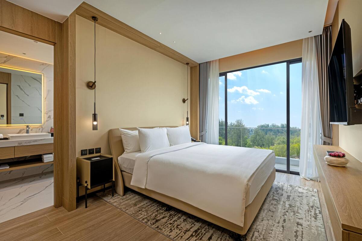Suite, 1 kamar tidur | Seprai premium, minibar, brankas, dan meja kerja