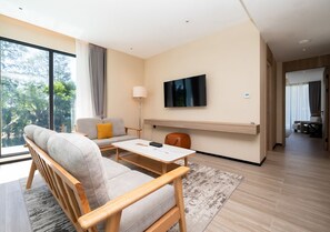 Two Bedroom Suite | Ylelliset vuodevaatteet, minibaari, tallelokero huoneessa, työp öytä