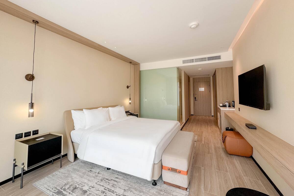Kamar Superior | Seprai premium, minibar, brankas, dan meja kerja