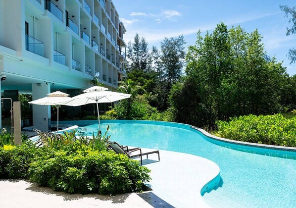 3 ulkouima-allasta, aurinkovarjoja, aurinkotuoleja