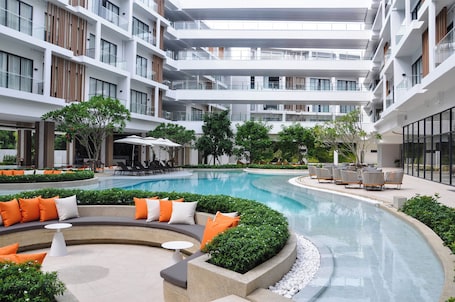 3 piscinas al aire libre, sombrillas, sillones reclinables de piscina