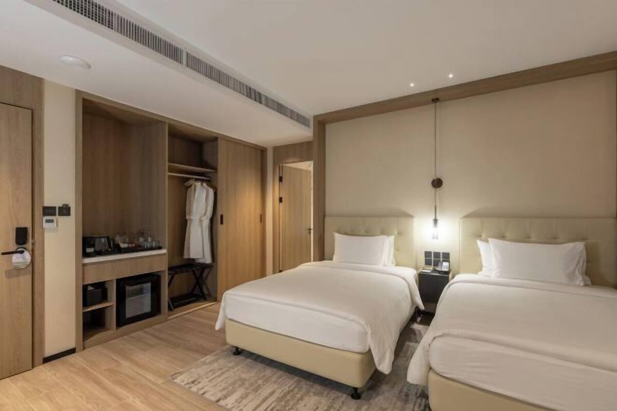 Seprai premium, minibar, brankas, dan meja kerja
