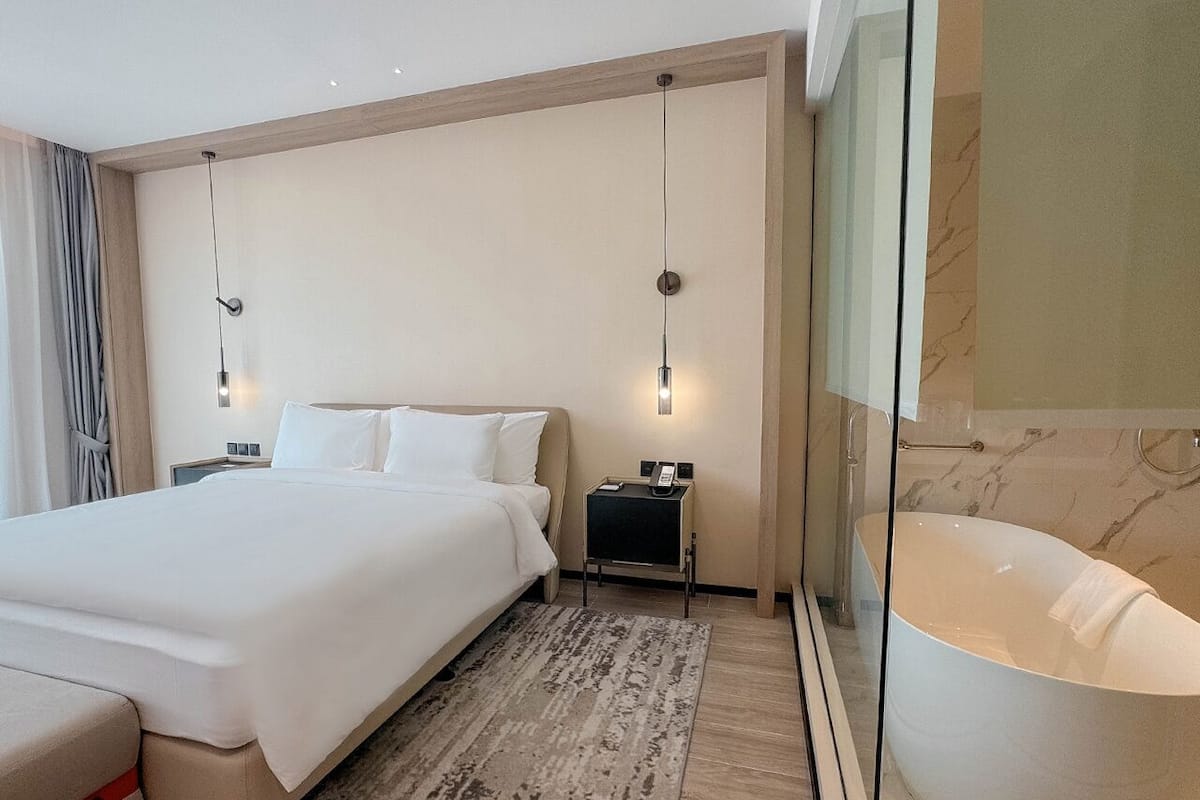 Habitación estándar | Ropa de cama de alta calidad, minibar, caja fuerte y escritorio