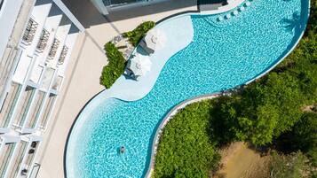 3 piscine all'aperto, ombrelloni da piscina, lettini