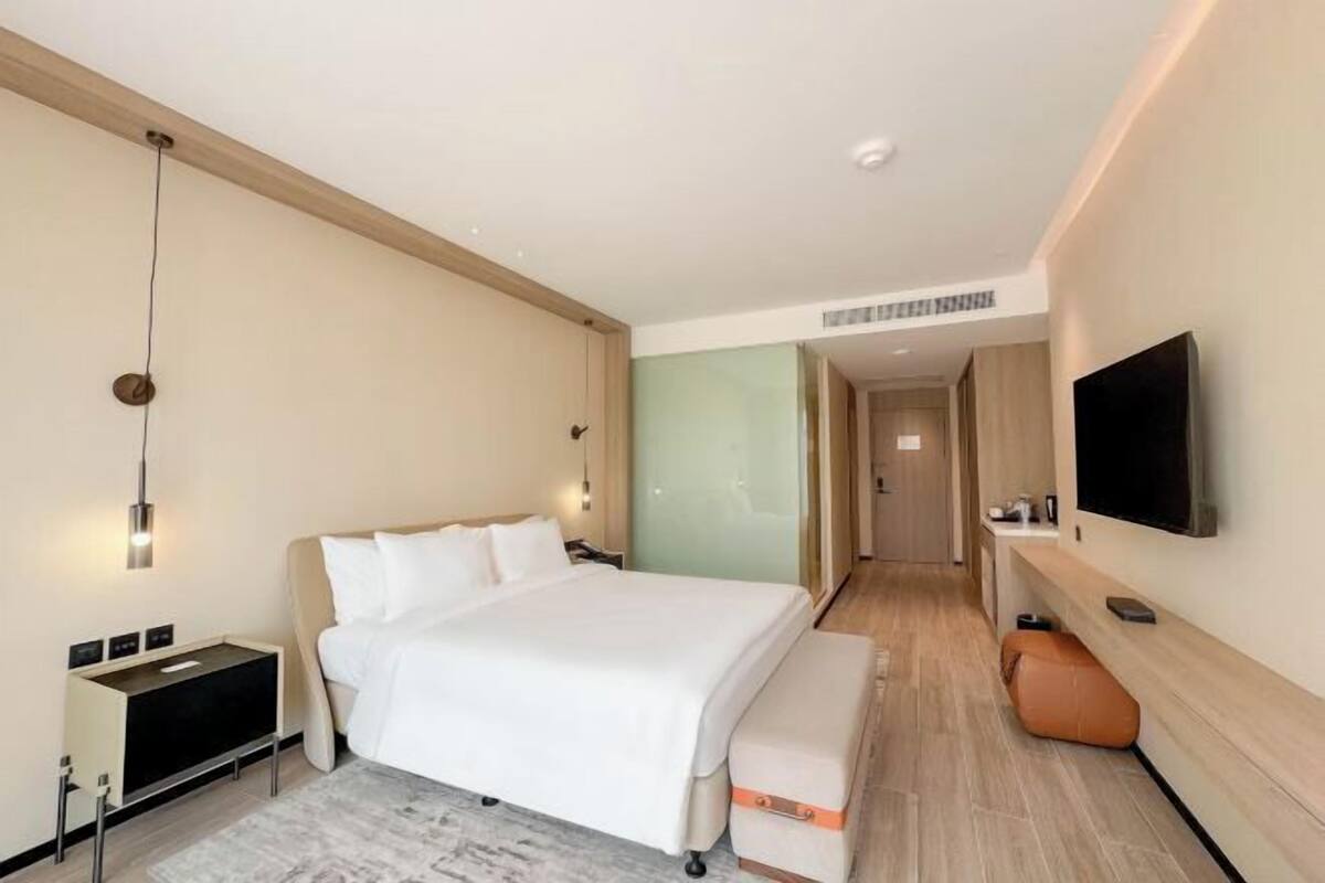 Seprai premium, minibar, brankas, dan meja kerja