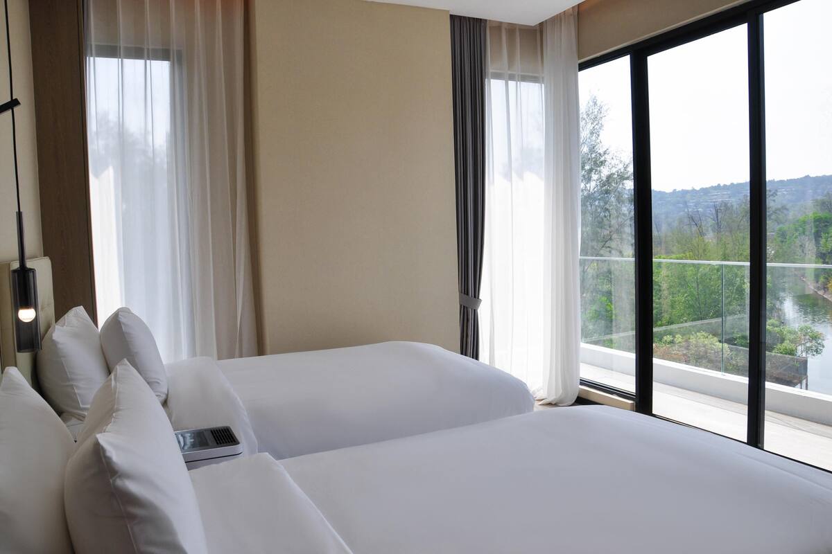Suite, 2 kamar tidur | Seprai premium, minibar, brankas, dan meja kerja