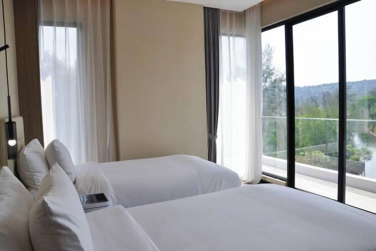 Seprai premium, minibar, brankas, dan meja kerja