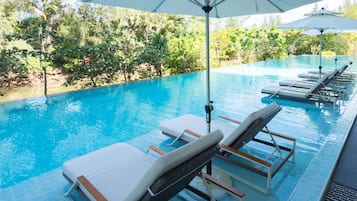 3 outdoor pools, pool umbrellas, pool loungers