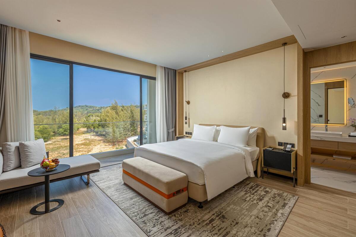 Kamar Deluks | Seprai premium, minibar, brankas, dan meja kerja