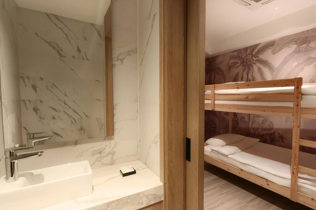 Suite | Seprai premium, minibar, brankas, dan meja kerja