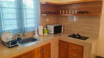 Een koelkast, een microgolfoven, een kookplaat, een waterkoker