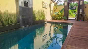 Kolam renang outdoor, dengan payung kolam renang dan kursi berjemur