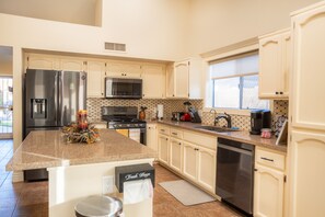 Microwave, oven, stovetop, dishwasher - Game Room/ Pool  Cozy Home in Yuma (Yuma)