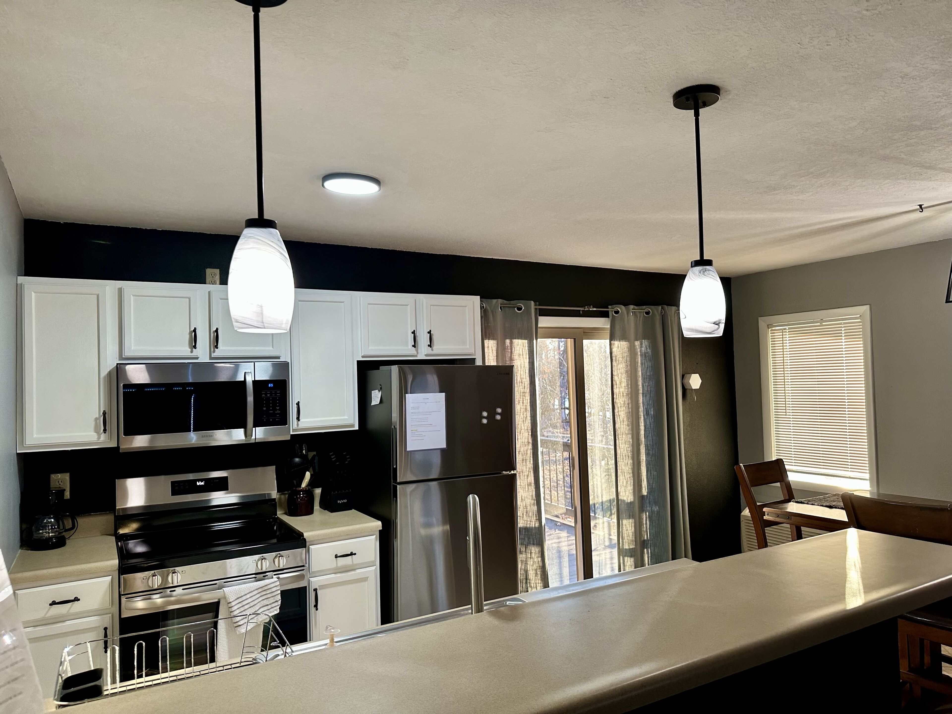 Refrigerador, microondas, lavavajillas y cafetera y tetera 