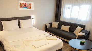 Kamar Triple Comfort, Boleh Merokok, pemandangan kota | Brankas, meja kerja, ruang kerja ramah laptop, dan setrika/meja setrika