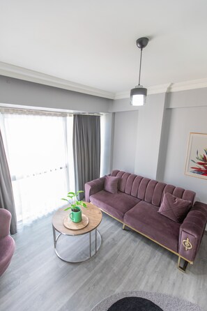 华丽公寓式客房 | 客房内保险箱、办公桌、笔记本电脑工作区、熨斗/熨衣板